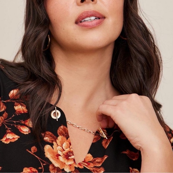 TORRID Crepe Chain Detail Floral 3/4 Sleeve Blouse - Picture 4 of 10